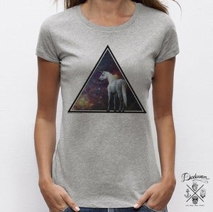 Image of T-shirt gris "Unicorn across the Universe" by Dadawan X Camille Stella 