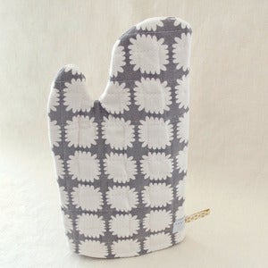 Image of kitchen mitt . mums . NEW