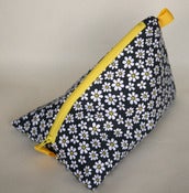 Image of Little Daisies on Grey Triangle