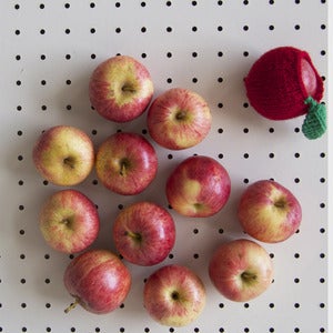 Image of Nanna Lez's knitted apple covers