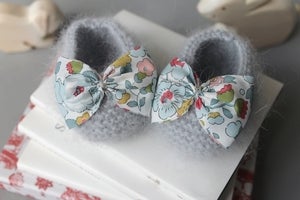 Image of Chaussons bébé angora avec un noeud en Liberty.