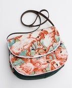 Image of the flamingo bag. (b)