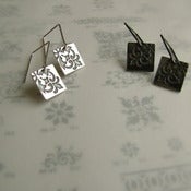 Image of Square 'Lys' motif earrings