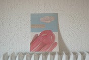 Image of Kleiner rosa Hase schaut in die Wolken, print