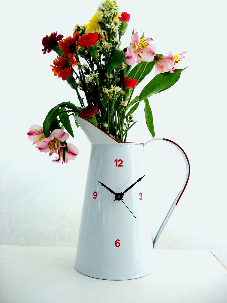 Beyaz Sürahi tasarımlı masa saati                Tasarım : Julie Zeelander Design (Clocksandpots)