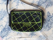 Image of Sac en cuir marine, dessin jaune fluo.