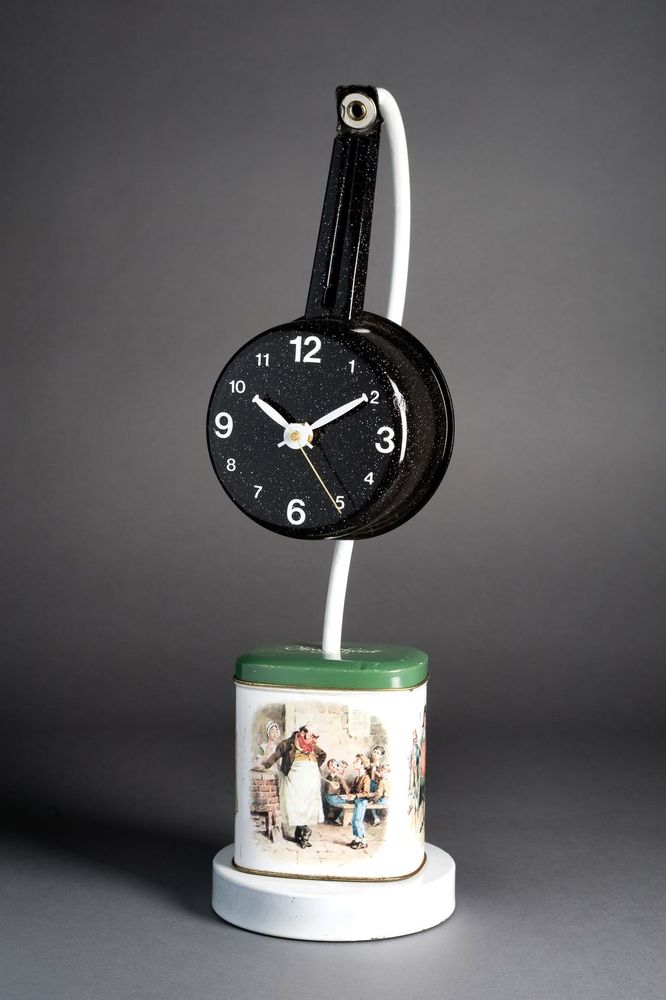 Oliwer Twist tasarımlı masa saati                Tasarım : Julie Zeelander Design (Clocksandpots)