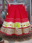 Image of Falda hecha a mano roja y verde.