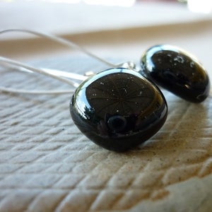 Image of black drops - medium