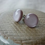 Image of lilac studs - round