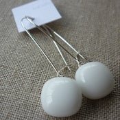 Image of white drops - medium