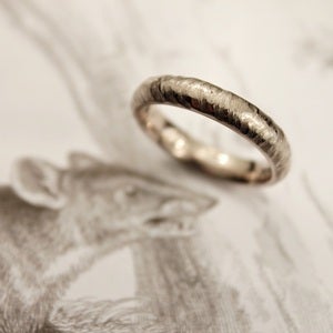 Image of 18ct white gold 4mm horn texture