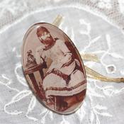 Image of ' Femme à barbe ' Broche résine Collection ' Les Impérissables '