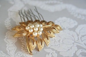 Image of Vintage rhinestone and pearl bridal hair comb : piece 009