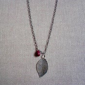 Image of VEGETAL - feuille & goutte rouge