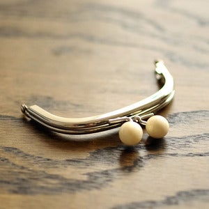 Image of Purse Frame : Ivory Bauble : 4" x 2 3/4" Curved