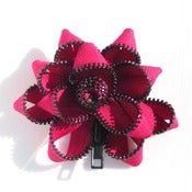 Image of Zipper Pin (hot-pink: black)
