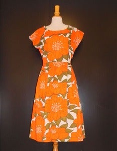 Image of Klänning med veckad kjol och holkärm, 1960-tal