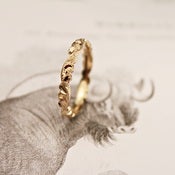 Image of 18ct gold 3mm floral carved