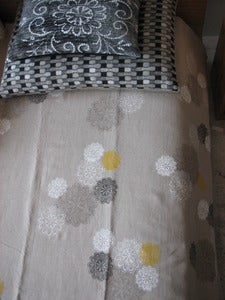 Image of daisy with yolk bedlinen
