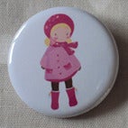 Image of Petit badge Modèle Fille au manteau - 37 mm