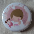 Image of Petit badge Modèle Fille à la poupée - 37 mm