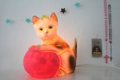 Image of Lampe veilleuse chat pelote rose ✭
