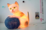 Image of Lampe veilleuse chat pelote bleue ✭