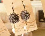 Image of Petit Goutte Fleur - Gray Mum with Pearl
