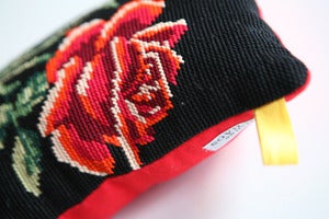 Image of COUSSIN MUSICAL  CANEVAS "ROSES ROUGES" REF.876