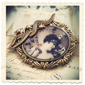 Image of Grande broche portrait 'Lily'