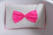 Image of Coussin Noeud Rose fluo EXCLUSIF By Mimosette