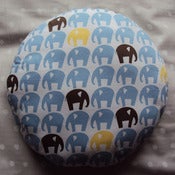 Image of Coussin rond "Elephants" Dos Bleu pâle VENDU