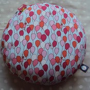 Image of Coussin rond " Ballons & Fillette " Dos Mauve Pâle