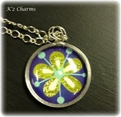 Image of Round Green Glitter Flower Charm