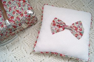 Image of Coussin Noeud Liberty Rouge By Mimosette