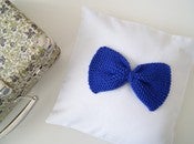 Image of *NOUVEAU* Housse de Coussin Bow tricot Bleu Klein! (Dispo en coussin)
