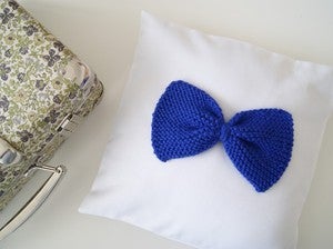 Image of  Housse de Coussin Bow tricot Bleu Klein! (Dispo en coussin)