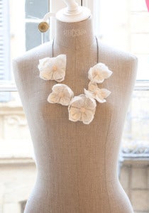 Image of Collier Lotus