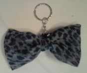 Image of Grey Leopard print keyring bow