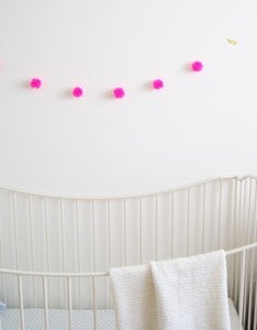 Image of *DE RETOUR* Guirlande pompon Jane (rose, blanc ou jaune)
