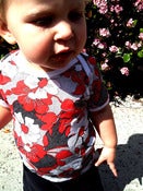 Image of 'red daisy' tee