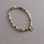 Image of BRACELET - perles de coquillage et pastille métal