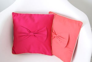 Image of DE RETOUR!!Housse de Coussin Noeud Corail et doré ou fuschia et doré