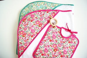 Image of *DE RETOUR* B A B Y   B O X  Coffret bébé Cape de bain+bavoir+hochet en véritable Liberty