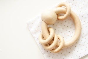 Image of Hochet bois naturel Anneaux Normes CE + pochon