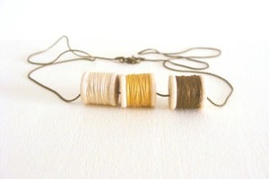 Image of Fils (beige, mostaza, chocolate) Colgantes / Necklaces