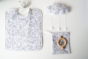 Image of  Mini Box Bavoir+Baby Cloud+ hochet CE offert! Liberty of London Série Limitée