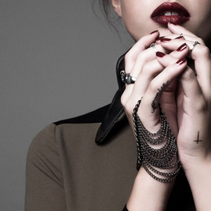 Image of Raina. Side Hand Harness