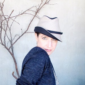 Image of Fedora Courant in navy & greige